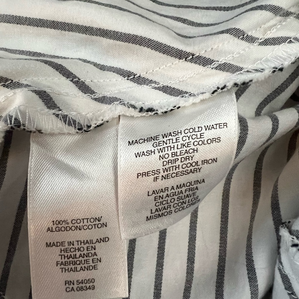Jones New Y Signature Button down blouse. Excellent used condition. - Picture 2 of 5
